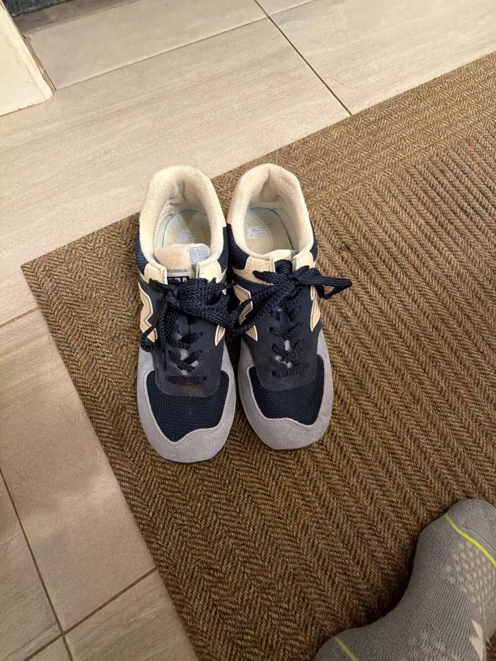 New Balance 574 Size 7 Navy Blue Cream Retro Running Shoes